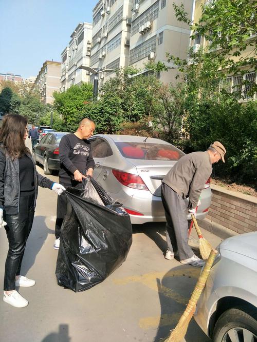 長安區物業管理公司全體職工對嘉華小區進行環境衛生治理